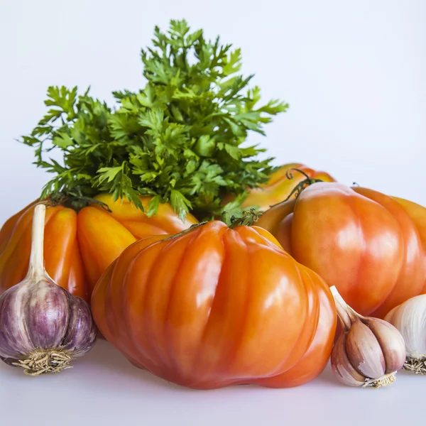 Grandes tomates maduros y verduras para cocinar ensaladas — Foto de Stock