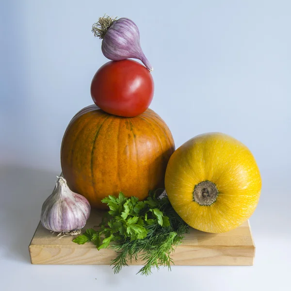 La calabaza, los tomates, el ajo y la verdura sobre la mesa — Foto de Stock