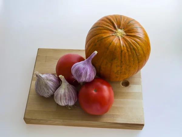 Pumpa, tomater, vitlök på en tabell — Stockfoto