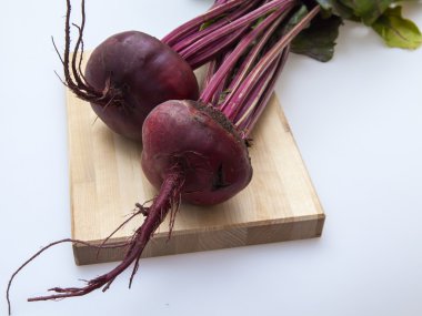 bir tabloda iki büyük taze pancar