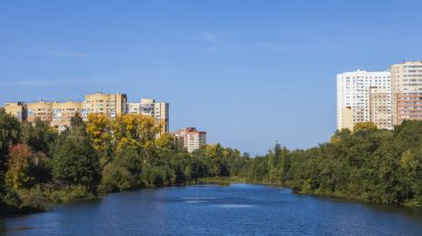 Pushkino, Rusya, 15 Eylül 2014 tarihinde. şehir manzarası. serebryanka Nehri kıyısında evler
