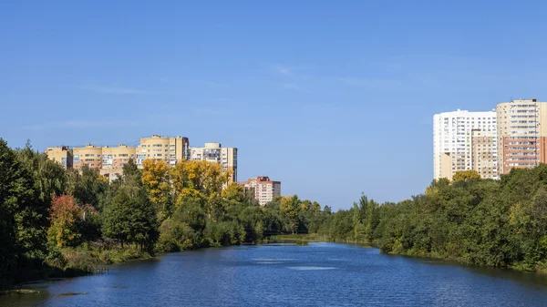 Pushkino, Rusia, pada tanggal 15 September 2014. Pemandangan kota. Rumah di tepi sungai Serebryanka — Stok Foto
