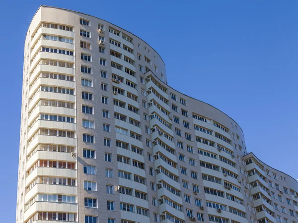 Pushkino, Rusia, Fragmento arquitectónico de la casa alrededor de una urbanización masiva — Foto de Stock