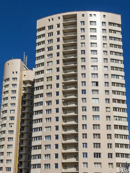 Pushkino, Rusia, Fragmento arquitectónico de la casa moderna alrededor de una urbanización masiva —  Fotos de Stock