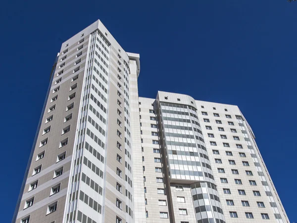 Pushkino, Rusia, Fragmento arquitectónico de la casa moderna alrededor de una urbanización masiva — Foto de Stock