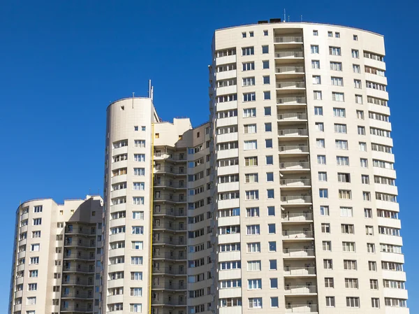 Pushkino, Venäjä, Nykyaikaisen talon arkkitehtoninen fragmentti massarakennuksen ympärillä — kuvapankkivalokuva