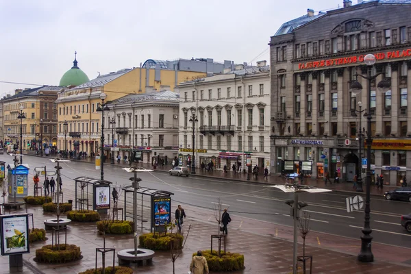São Petersburgo, Rússia, em 28 de outubro de 2010. Vista urbana típica em dias chuvosos. Avenida Nevsky — Fotografia de Stock