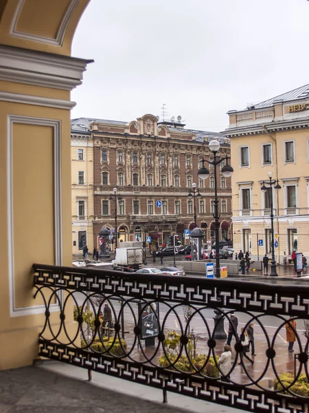 St. Petersburg, Russia, on October 28, 2010. Typical urban view in rainy day. Nevsky Avenue — Stock Photo, Image
