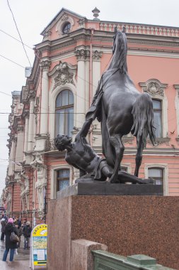 St. petersburg, Rusya Federasyonu-15 Ekim 2011 tarihinde. klodt'ın tanınmış heykel anichkov köprüsü üzerinde