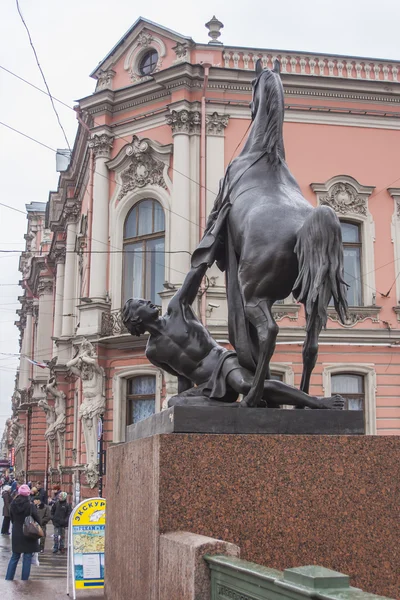 San Petersburgo, Rusia, el 15 de octubre de 2011. La famosa escultura de Klodt en Anichkov hasta el puente — Foto de Stock