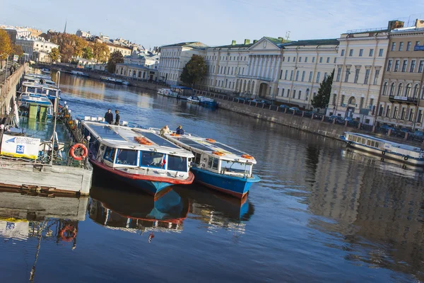 San Petersburgo, Rusia, el 15 de octubre de 2011. Complejo arquitectónico de edificios de Fontanka River Embankment. Barcos a pie — Foto de Stock