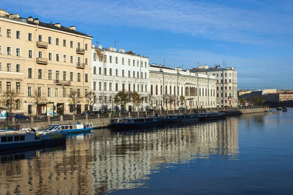 St. Petersburg, Russia, on October 15, 2011. Typical urban view. Embankment. — Stock Photo, Image