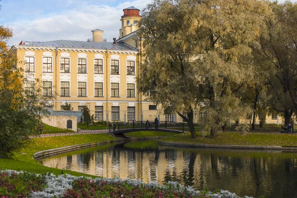 St. Petersburg, Russia, on October 15, 2011. The Yusupov garden - one of city sights. Autumn look — Stock Photo, Image