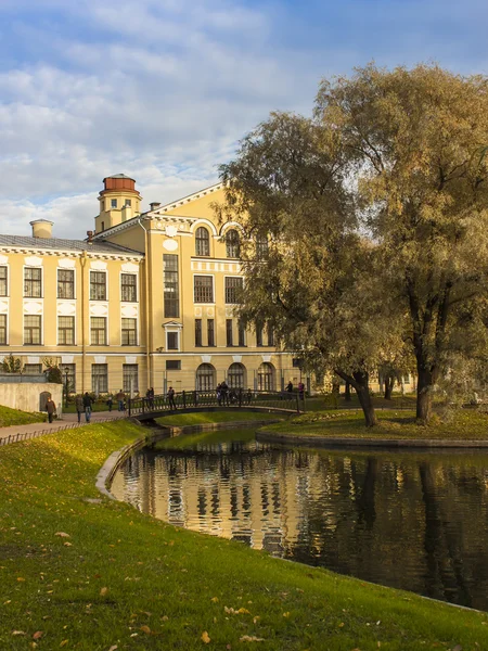 St. petersburg, russland, am 15. oktober 2011. Der juschupower garten - eine der sehenswürdigkeiten der stadt. Herbstlook — Stockfoto