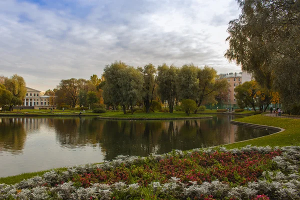Санкт-Петербург, 15 октября 2011 года. Юсуповский сад - одна из достопримечательностей города. Осенний взгляд — стоковое фото