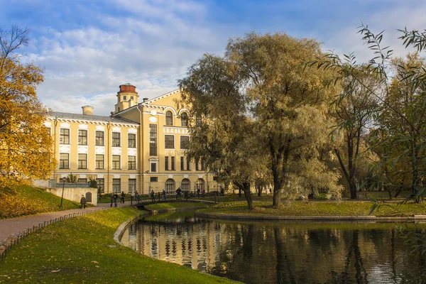 St. Petersburg, Russia, on October 15, 2011. The Yusupov garden - one of city sights. Autumn look — Stock Photo, Image