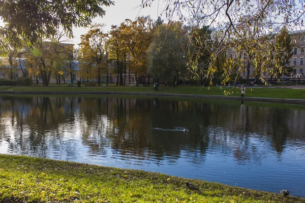 Sankt petersburg, Ryssland, den 15 oktober, 2011. Jusupov trädgården - en av stadens sevärdheter. höstens look — Stockfoto