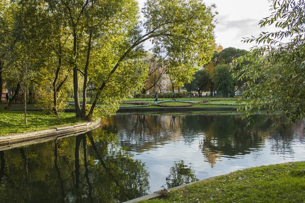 St. petersburg, Rusya Federasyonu-15 Ekim 2011 tarihinde. yusupov Bahçe - şehir manzaraları biri. sonbahar bakmak