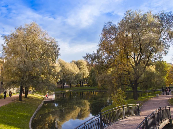 San Petersburgo, Rusia, el 15 de octubre de 2011. El jardín Yusupov - un de los lugares de interés de la ciudad. Mirada de otoño — Foto de Stock