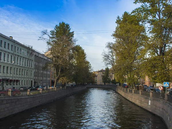São Petersburgo, Rússia, em 15 de outubro de 2011. Vista urbana típica. Embanamento . — Fotografia de Stock
