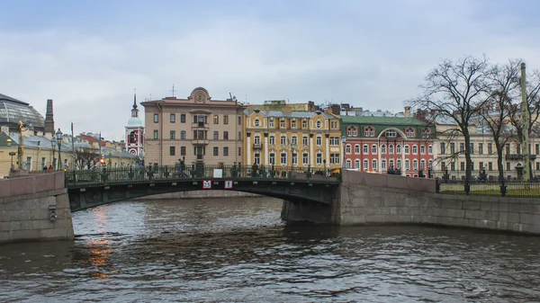 St. Petersburg, Russia, on October 15, 2011. Typical urban view. Embankment. — Stock Photo, Image