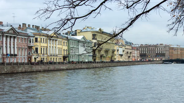 St. Petersburg, Russia, on October 15, 2011. Typical urban view. Embankment. — Stock Photo, Image