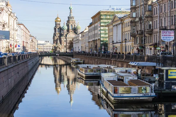 St. petersburg, Rusland, op 15 oktober 2011. typisch stedelijke weergave. Embankment. — Stockfoto