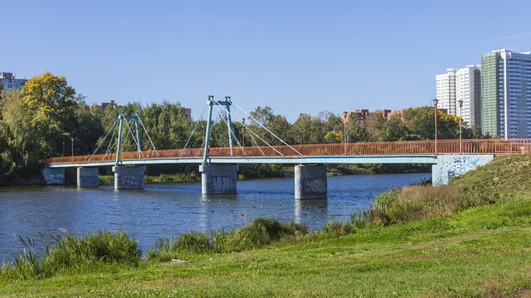 Pushkino, Russie, le 15 septembre 2014. Le pont à travers la rivière Serebryank — Photo