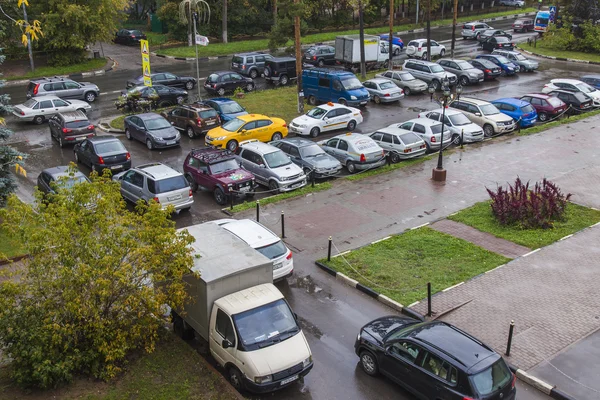 Pushkino, Rússia, em 14 de setembro de 2014. Vista de um estacionamento de rua no maciço habitado — Fotografia de Stock