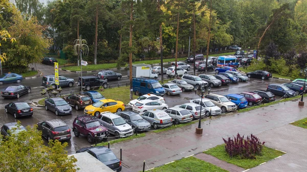Pushkino, Russia, on September 14, 2014. View of a street parking in the inhabited massif — Stock Photo, Image