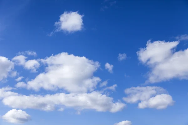 ท้องฟ้าสีฟ้าที่มีเมฆสีขาวบนขอบฟ้า — ภาพถ่ายสต็อก