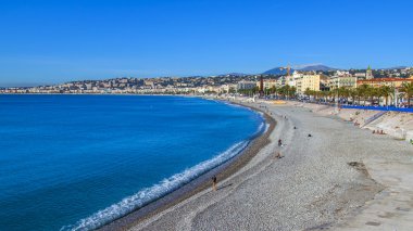Nice, Fransa, 16 Ekim 2012 tarihinde. İngilizce mesire (promenade des anglais) ve plaj manzarası. Des anglais mesire güzel - Avrupa'nın en güzel ve bilinen bentleri biri