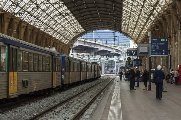 Niza, Francia, el 16 de octubre de 2012. Plataformas de la estación de tren de la ciudad — Foto de Stock