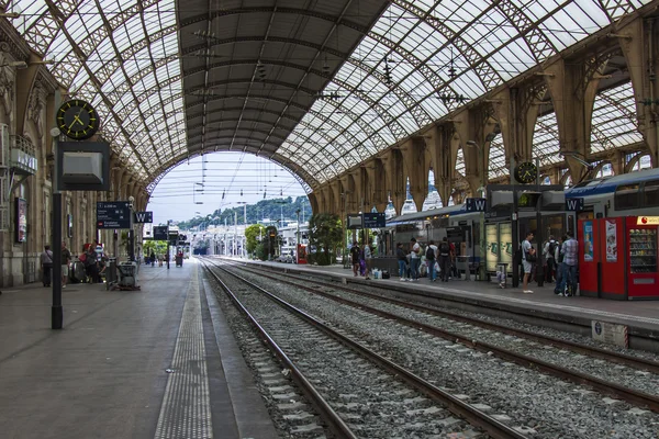 Nice, Francia, il 16 ottobre 2012. Piattaforme della stazione ferroviaria della città — Foto Stock