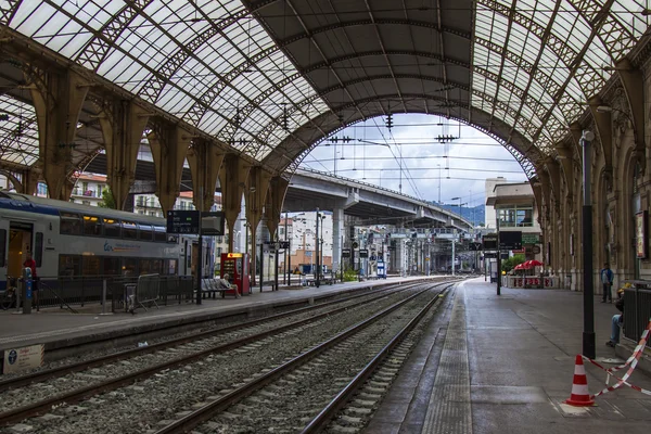 Nice, Fransa, 16 Ekim 2012 tarihinde. Şehir tren istasyonu platformu — Stok fotoğraf