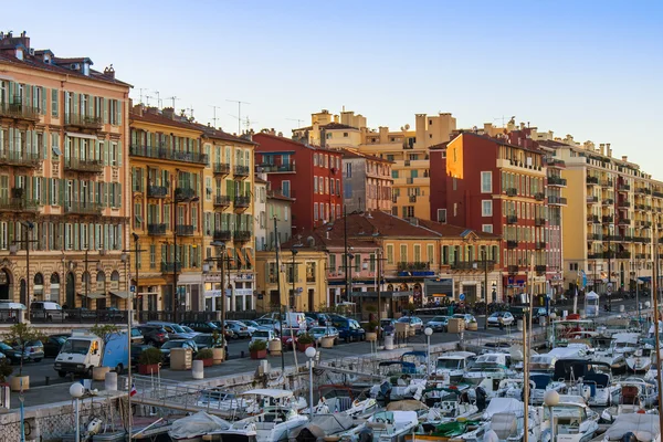 Nice, france, am 16. oktober 2012. Blick auf den Stadthafen und das Haus am Damm — Stockfoto