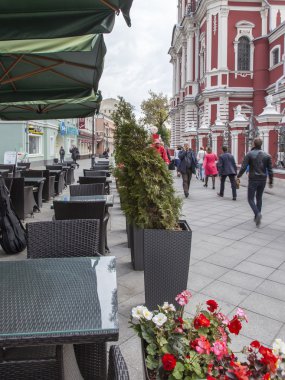 Moskova, Rusya, 23 Eylül 2014 tarihinde. şehir merkezinde yaya bölgesi. Yaz kafe küçük tablolar