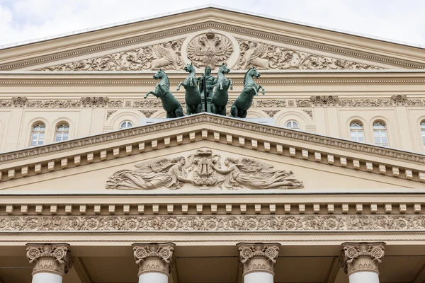 Moscú, Rusia, 23 de septiembre de 2014. Teatro Bolshoi, detalles arquitectónicos. Pedimento y carro de Appolon — Foto de Stock