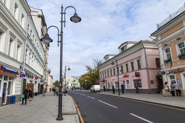 Moscou, Rússia, em 23 de setembro de 2014. Vista urbana típica. Rua Pyatnitskaya — Fotografia de Stock