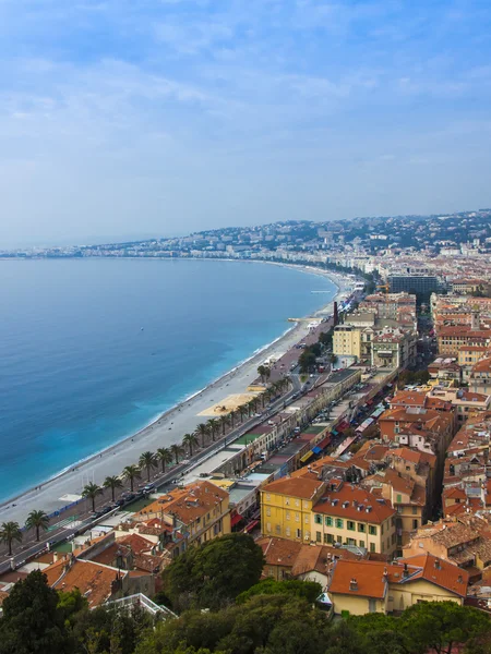 Nice, France, on October 16, 2012. View of the English promenade (Promenade des Anglais) and beach. Promenade des Anglais in Nice - one of the most beautiful and known embankments in Europe — Stock Photo, Image