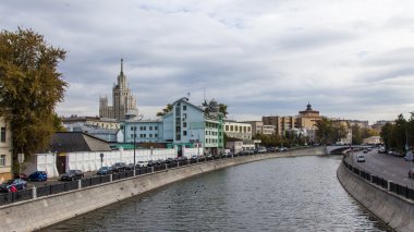 Moskova, Rusya, 23 Eylül 2014 tarihinde. tipik kentsel görünümü. Moskova Nehri ve embankmens