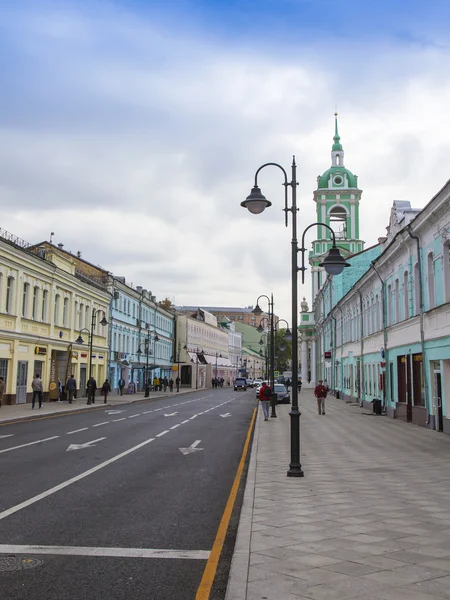 Moscou, Russie, le 23 septembre 2014. Vue urbaine typique. Rue Pyatnitskaïa — Photo