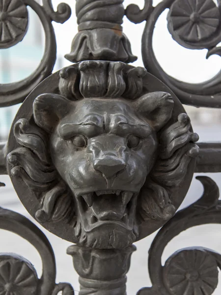 Moscow, Russia, on September 23, 2014. Fragment of an ancient decorative lattice in the form of the head of a lion — Stock Photo, Image