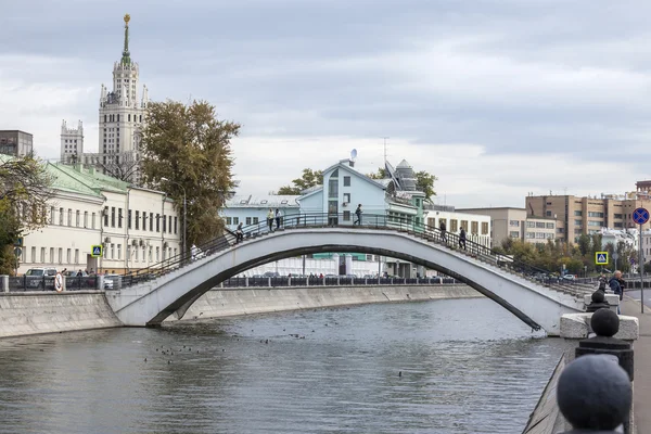 Mosca, Russia, il 23 settembre 2014. argine del fiume Mosca. Ponte di Zverev — Foto Stock