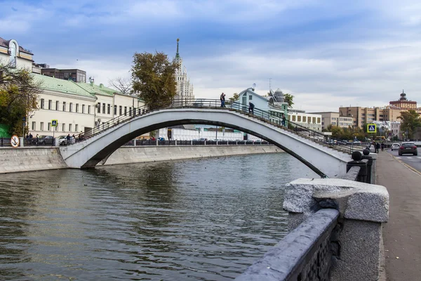 Moscow, Russia, on September 23, 2014. River embankment Moscow. Zverev Bridge — Stock Photo, Image