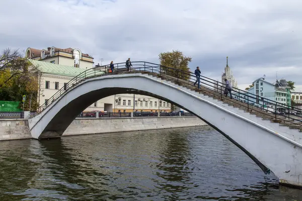 Moscow, Federacja Rosyjska, na 23 września 2014. nabrzeże rzeki Moskwy. Zwieriew most — Zdjęcie stockowe