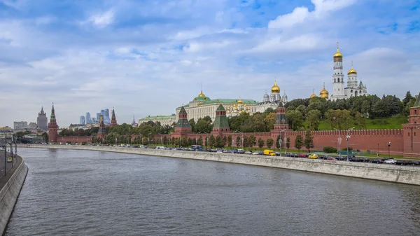 Moscú, Rusia, 23 de septiembre de 2014. Vista del Kremlin y Kremlevskaya Embankment del río Moskva desde el puente de Bolshoy Moskvoretsky — Foto de Stock