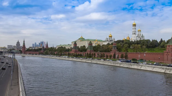 Mosca, Russia, il 23 settembre 2014. Veduta del Cremlino e del Cremlino Bancario del fiume Moskva dal ponte Bolshoy Moskvoretsky — Foto Stock
