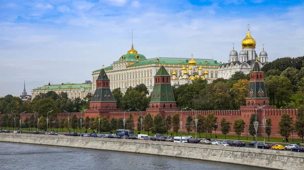 Moscow, Russia, on September, 23, 2014. View of the Kremlin and Kremlevskaya Embankment of the Moskva River from Bolshoy Moskvoretsky Bridge — Stock Photo, Image