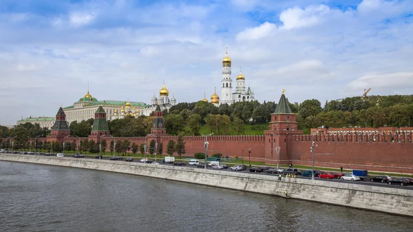 Moscú, Rusia, 23 de septiembre de 2014. Vista del Kremlin y Kremlevskaya Embankment del río Moskva desde el puente de Bolshoy Moskvoretsky —  Fotos de Stock
